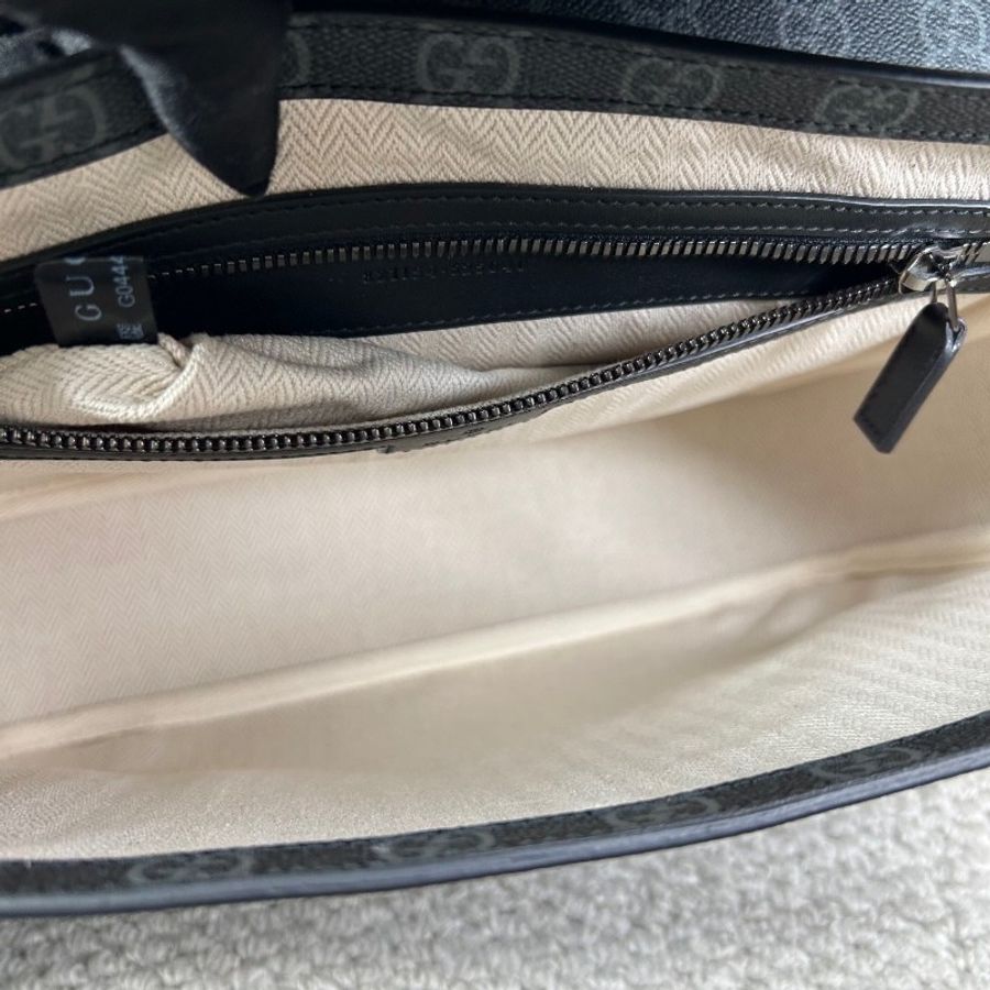 Gucci GG Emblem系列男士郵差包 經典老花 銀色五金-5