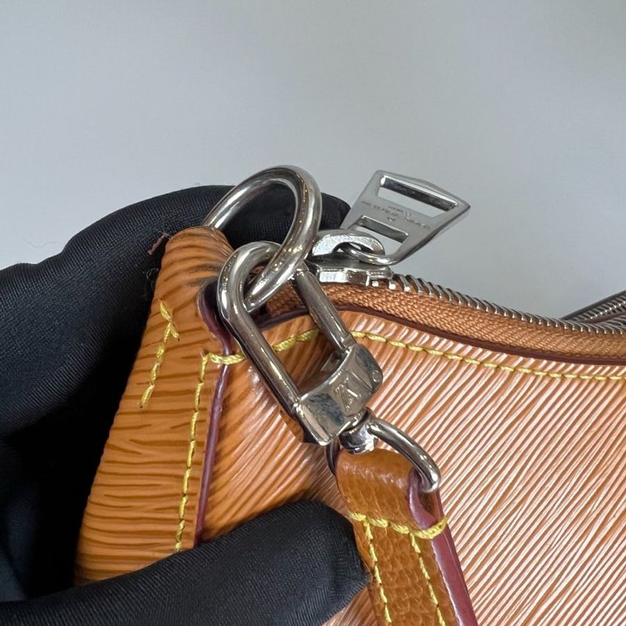 LV M80794/晶片款 焦糖棕Epi Marelle 兩用包-12