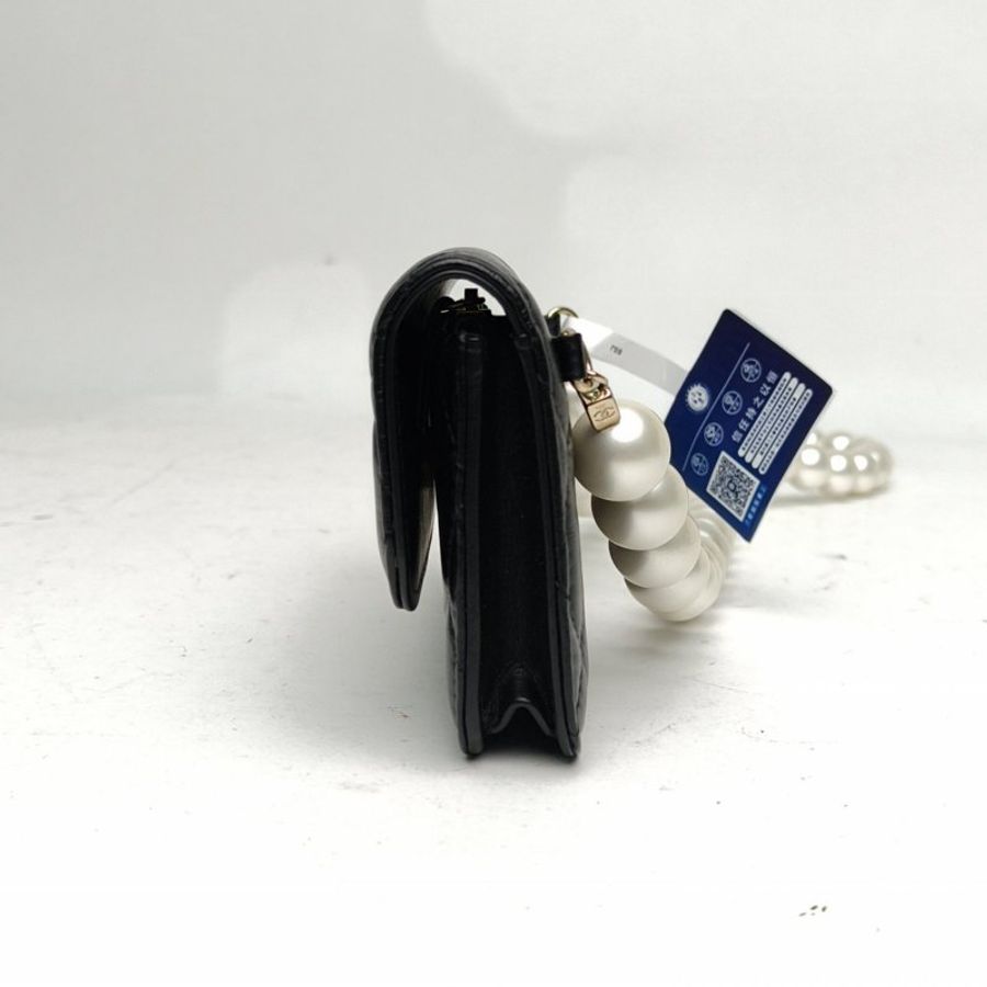 CHANEL 21SCFWOC黑色牛皮30開淺金扣珍珠肩帶肩背包-1