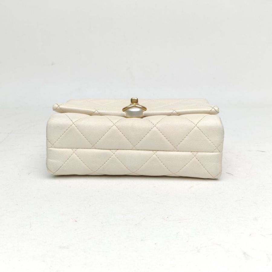 CHANEL 白色牛皮28開金扣珍珠方胖子鏈條包肩背包-4