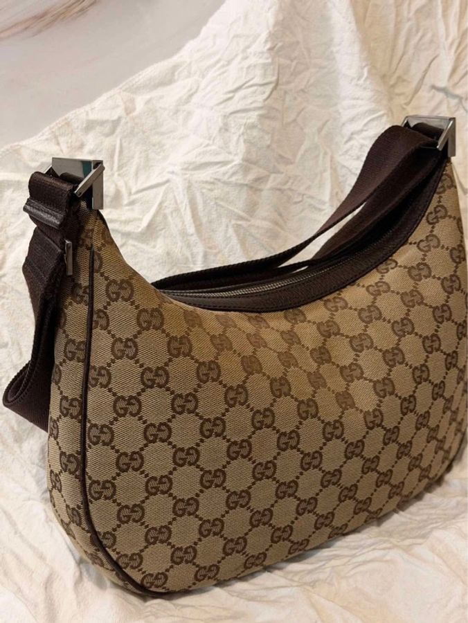 Gucci 經典GG Canvas 滿版老花半月包-1