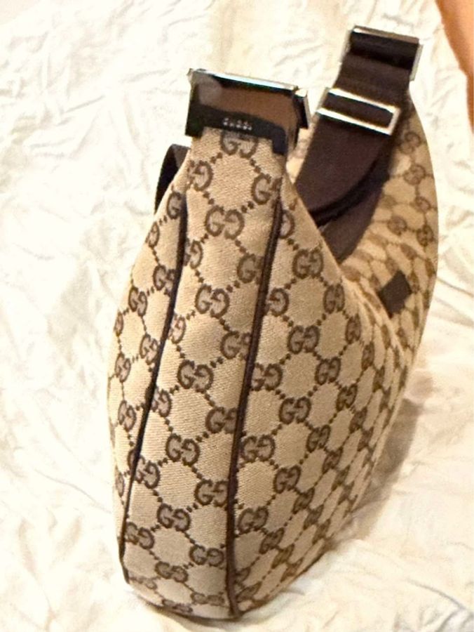 Gucci 經典GG Canvas 滿版老花半月包-10