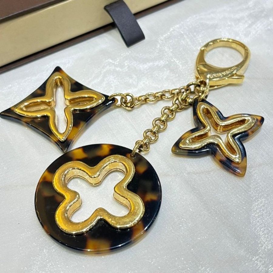 LV 金釦玳瑁棕原花造型吊飾-1