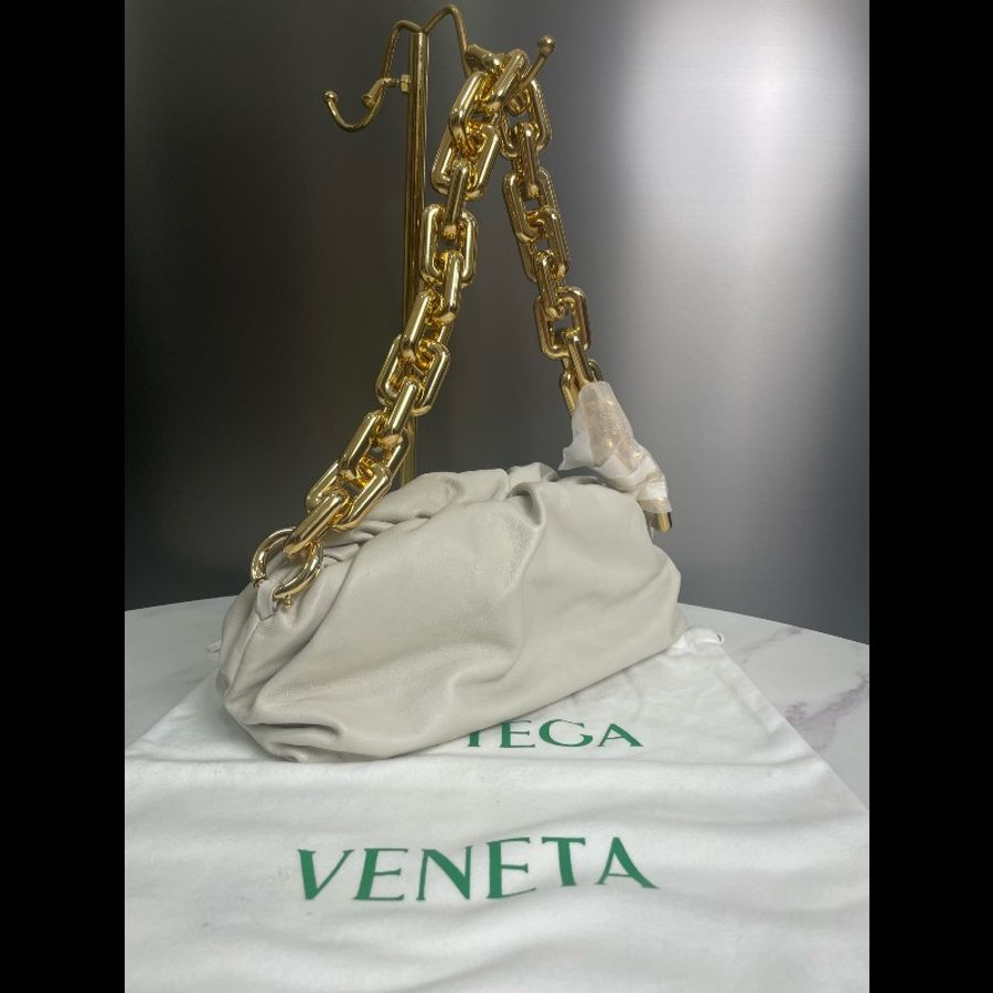 BV葆蝶家,CHAIN POUCH大號鏈條雲朵包 大金鏈搭配米白包身,外型亮眼絕佳,四季百搭-3