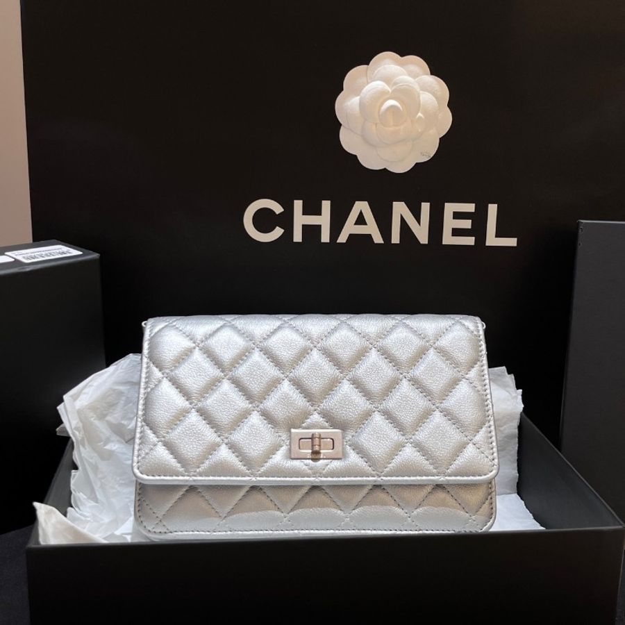 Chanel/香奈兒 晶片款 牛皮轉扣2.55woc太空銀鏈條包 珠光太空銀色調格外亮眼-0