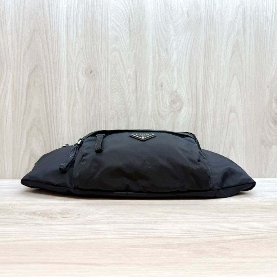 PRADA 🖤黑銀經典三角LOGO尼龍斜背包2VL005-3