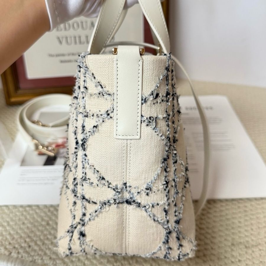 Dior 白色牛仔小號toujours土著菜籃子新款白牛仔系列立體菱格紋 手提包斜背包-3
