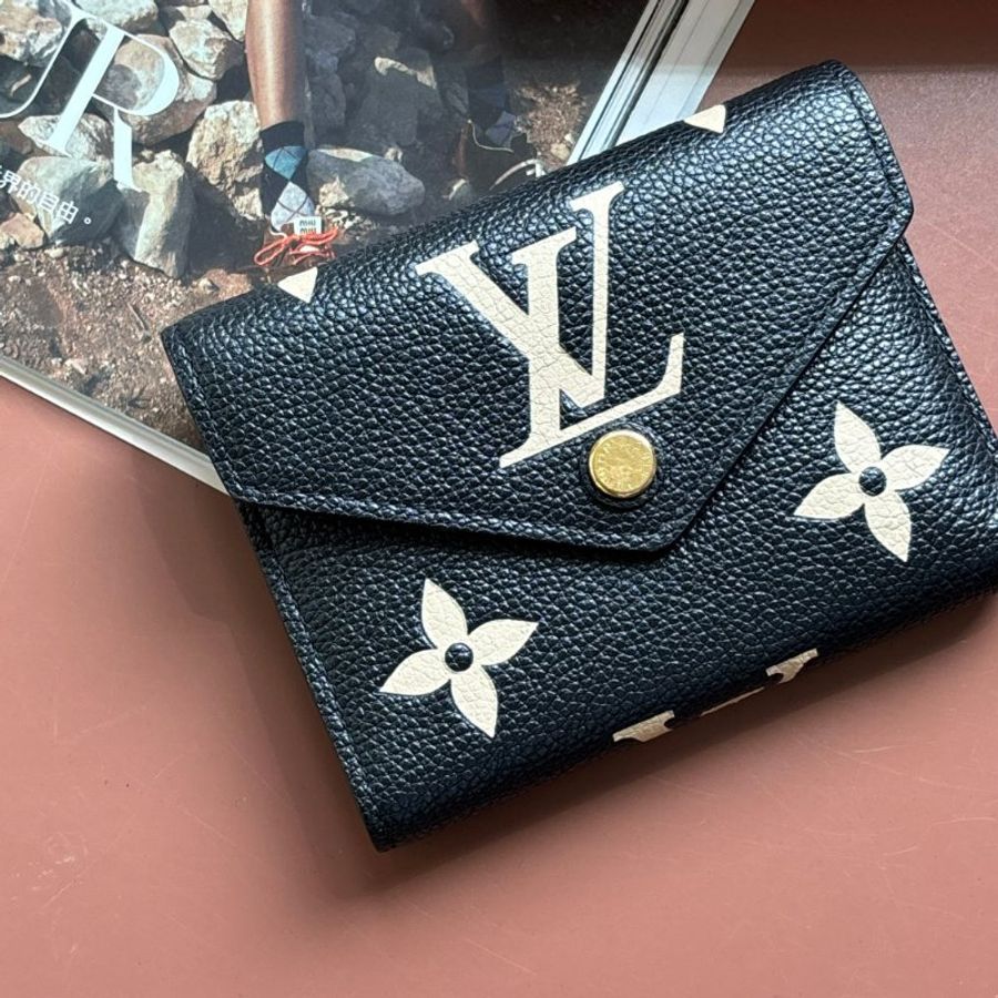 ::LOIUS VUITTON:: LV M80968 Victorine 黑色 / 米白色雙色花紋 三摺短夾錢包-1