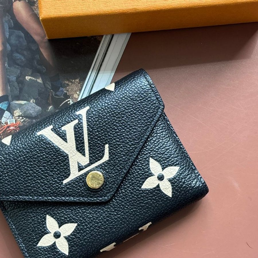 ::LOIUS VUITTON:: LV M80968 Victorine 黑色 / 米白色雙色花紋 三摺短夾錢包-2