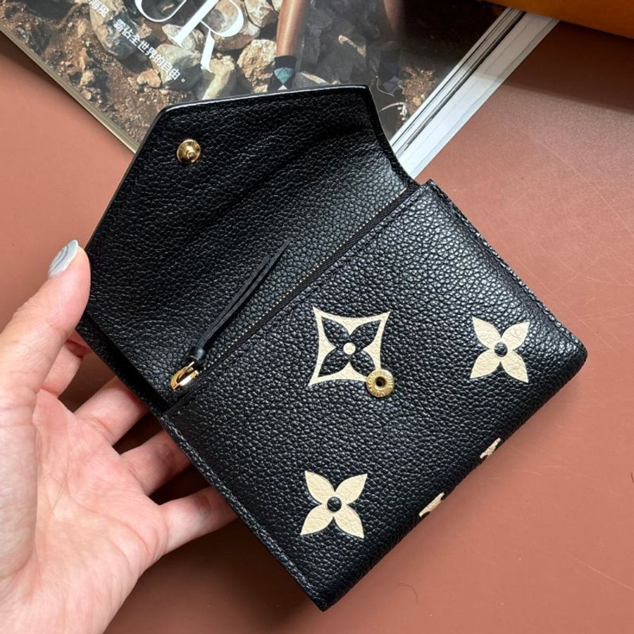 ::LOIUS VUITTON:: LV M80968 Victorine 黑色 / 米白色雙色花紋 三摺短夾錢包-3