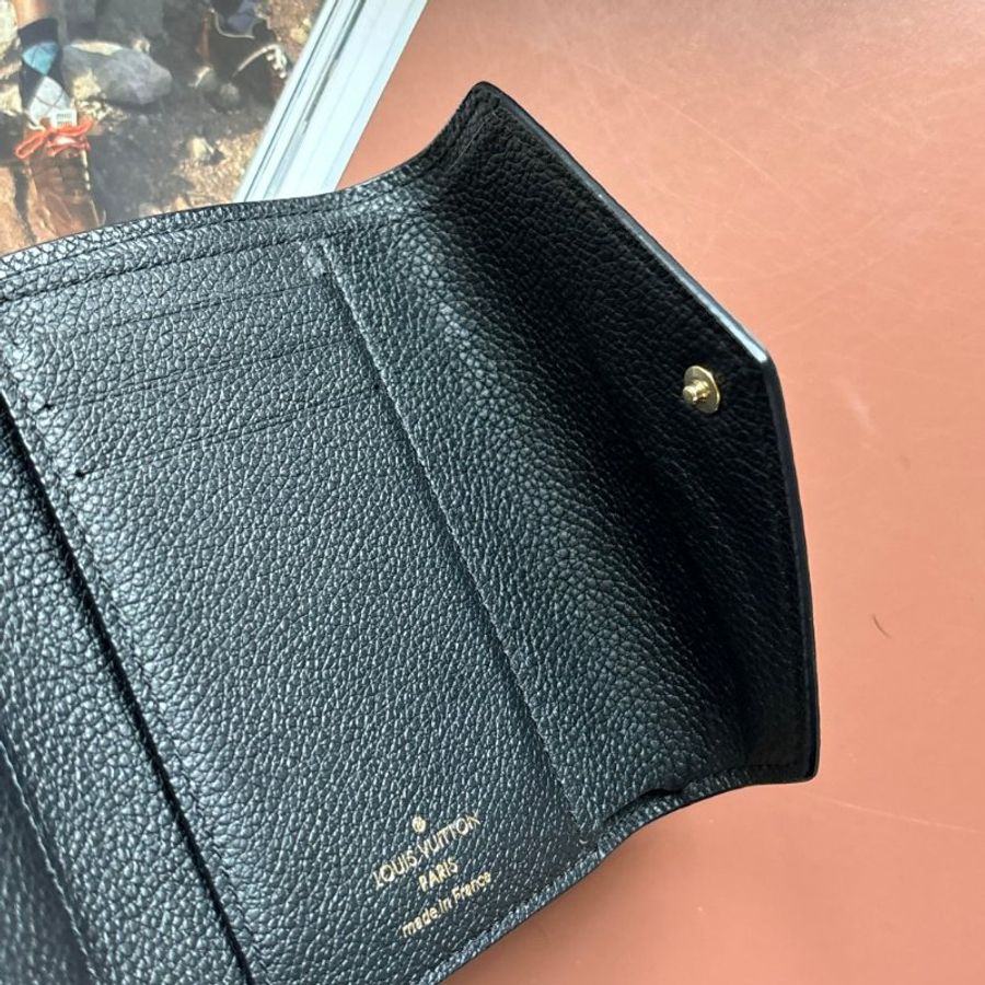 ::LOIUS VUITTON:: LV M80968 Victorine 黑色 / 米白色雙色花紋 三摺短夾錢包-9