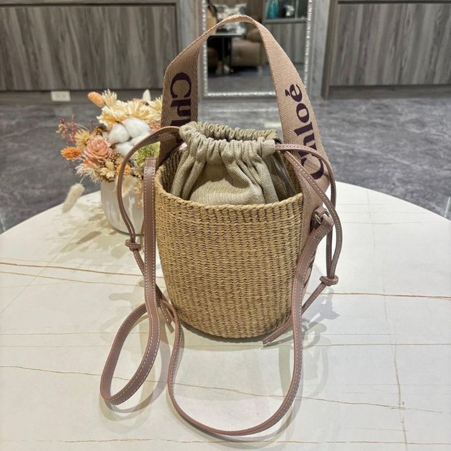 Chloé Woody 小型 字母刺繡織草編水桶包(粉色)-0