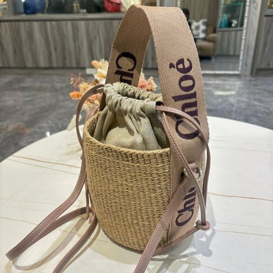 Chloé Woody 小型 字母刺繡織草編水桶包(粉色)-1