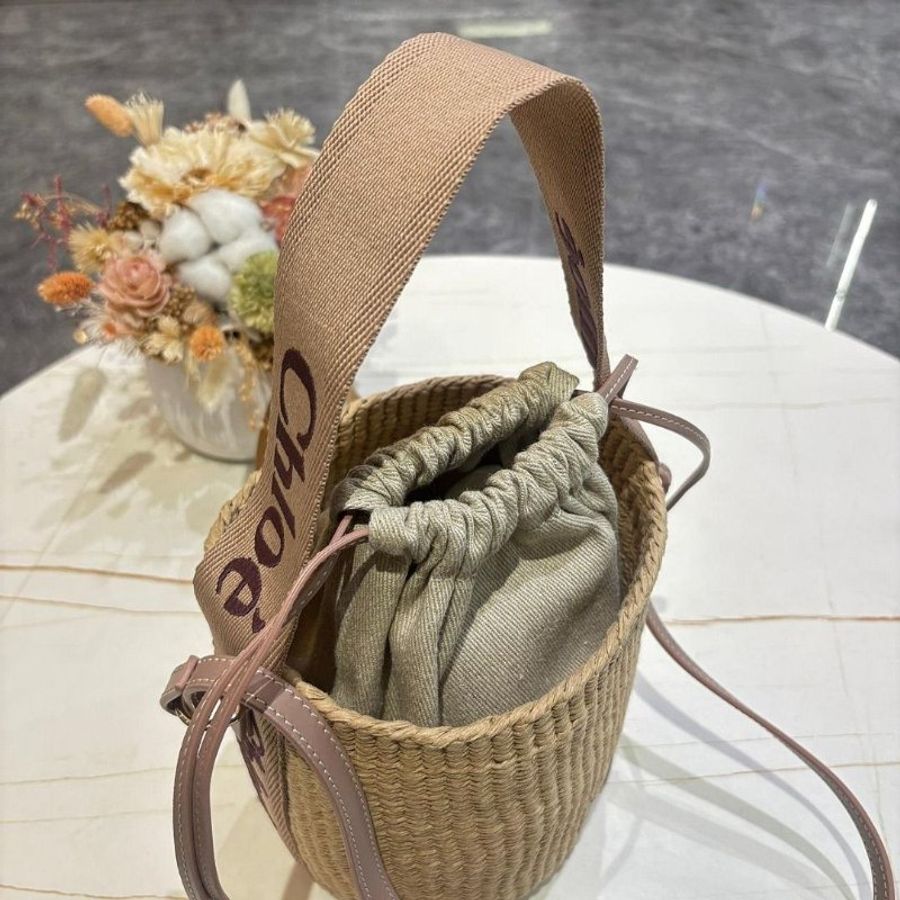 Chloé Woody 小型 字母刺繡織草編水桶包(粉色)-3