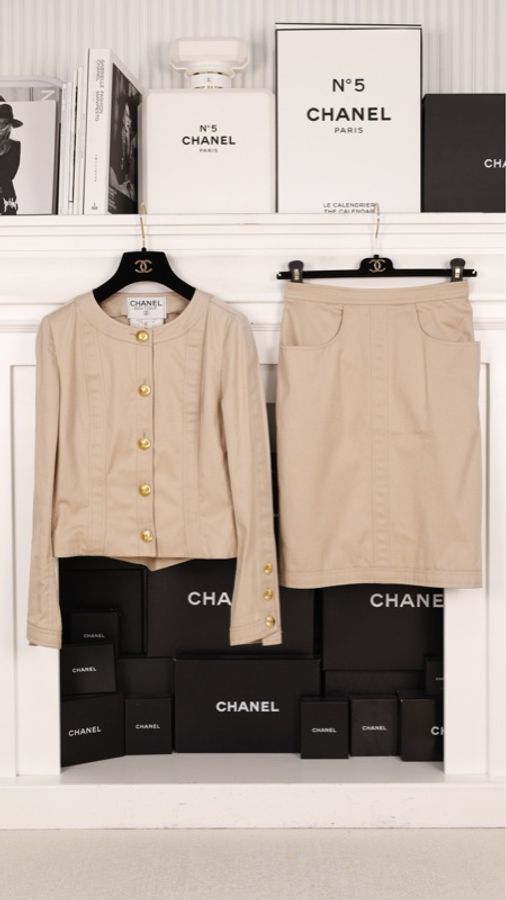 Chanel 奶茶色金扣圆领上衣外套半裙套装-0