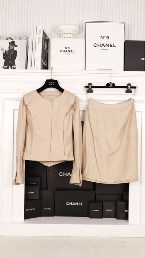 Chanel 奶茶色金扣圆领上衣外套半裙套装-1