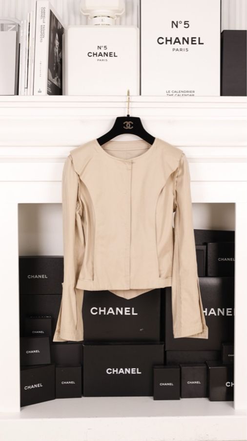 Chanel 奶茶色金扣圆领上衣外套半裙套装-2