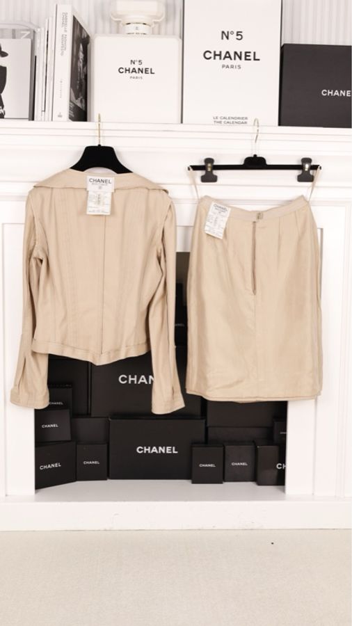 Chanel 奶茶色金扣圆领上衣外套半裙套装-3