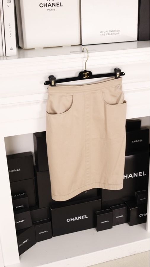 Chanel 奶茶色金扣圆领上衣外套半裙套装-4