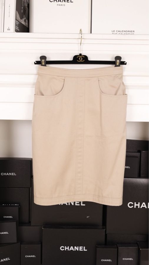 Chanel 奶茶色金扣圆领上衣外套半裙套装-5