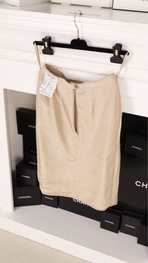 Chanel 奶茶色金扣圆领上衣外套半裙套装-6