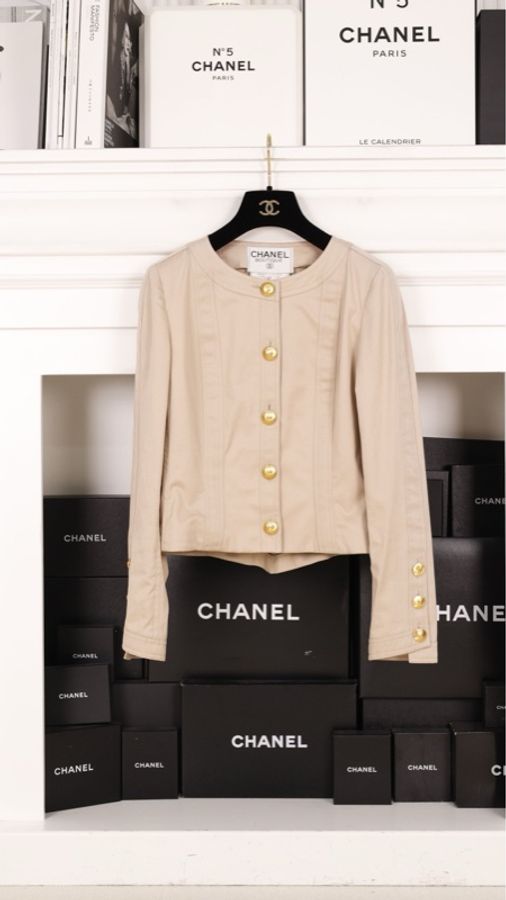 Chanel 奶茶色金扣圆领上衣外套半裙套装-8