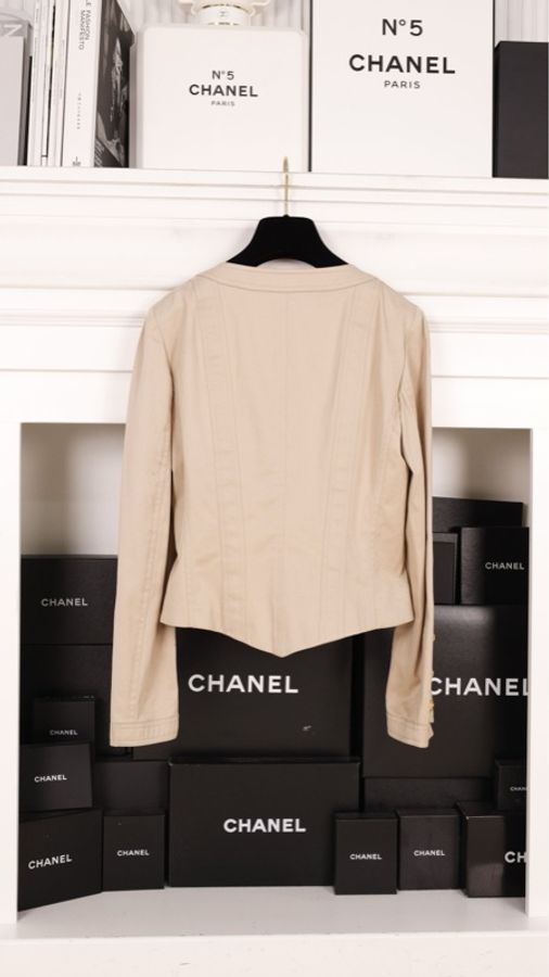 Chanel 奶茶色金扣圆领上衣外套半裙套装-11