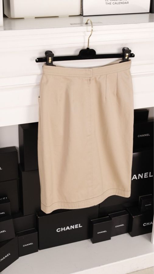 Chanel 奶茶色金扣圆领上衣外套半裙套装-12