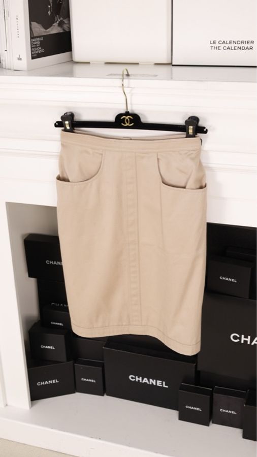 Chanel 奶茶色金扣圆领上衣外套半裙套装-13