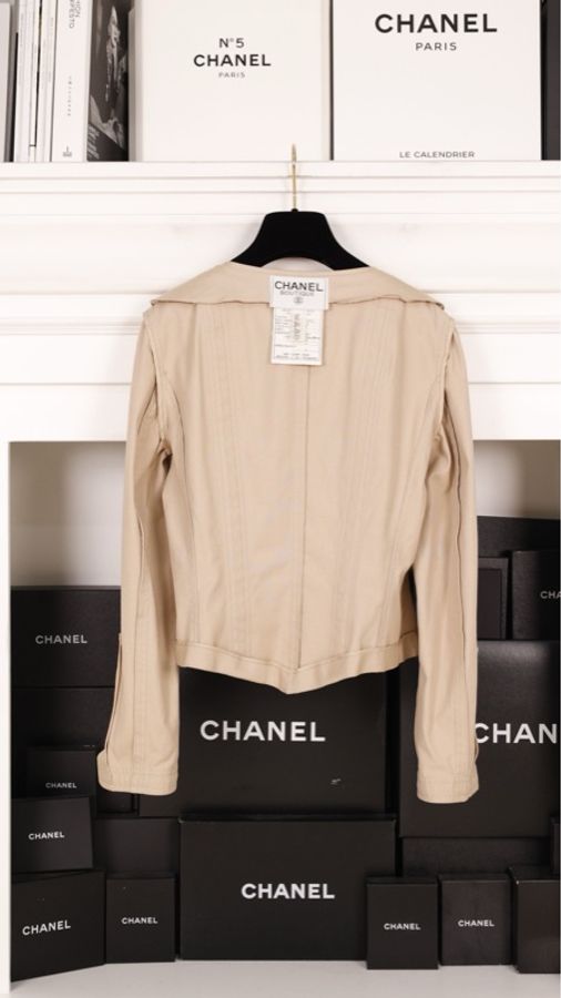 Chanel 奶茶色金扣圆领上衣外套半裙套装-15