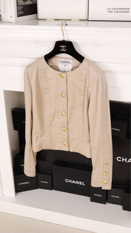 Chanel 奶茶色金扣圆领上衣外套半裙套装-17