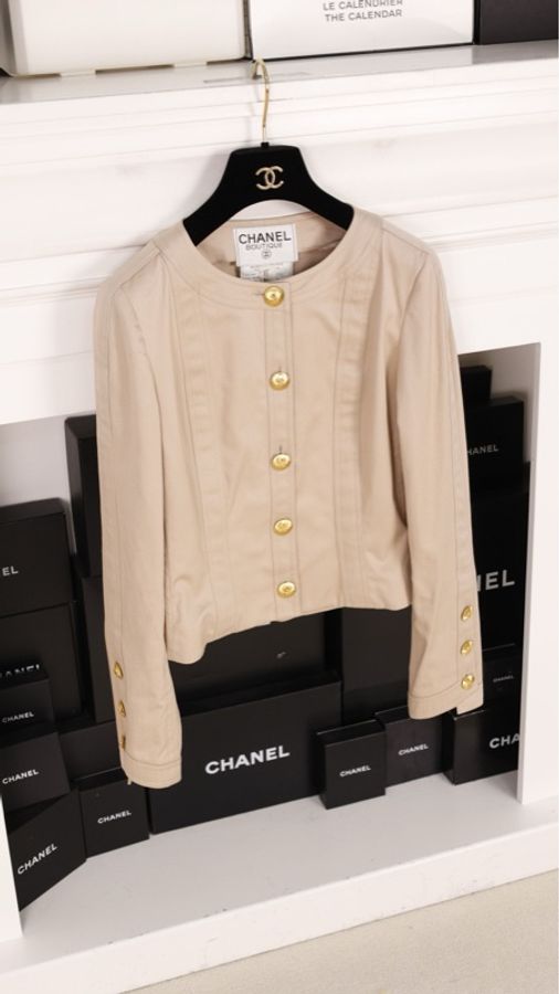 Chanel 奶茶色金扣圆领上衣外套半裙套装-19
