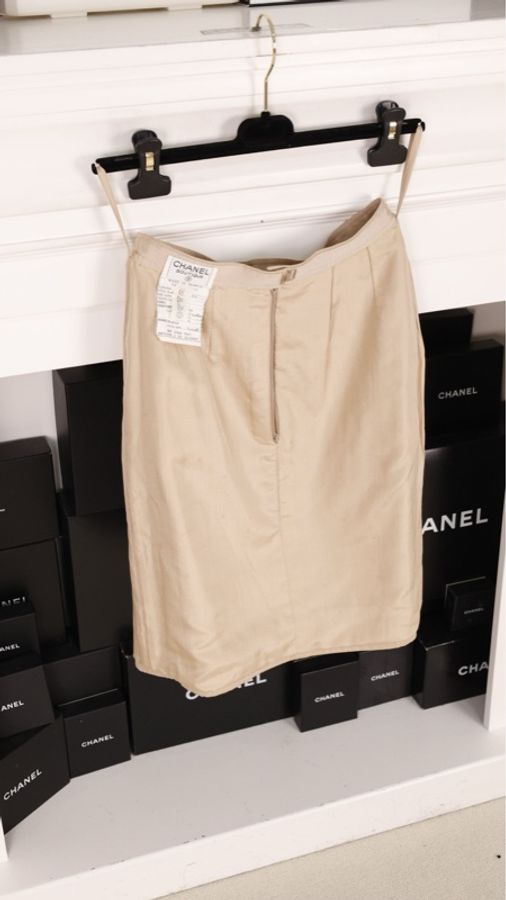 Chanel 奶茶色金扣圆领上衣外套半裙套装-20