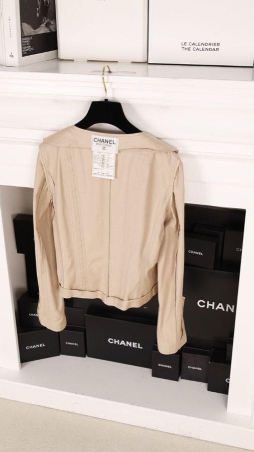 Chanel 奶茶色金扣圆领上衣外套半裙套装-22