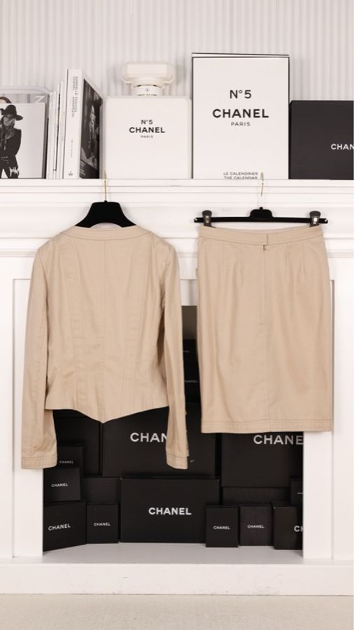 Chanel 奶茶色金扣圆领上衣外套半裙套装-24
