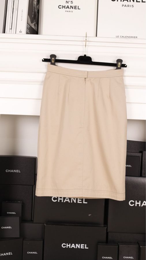 Chanel 奶茶色金扣圆领上衣外套半裙套装-26