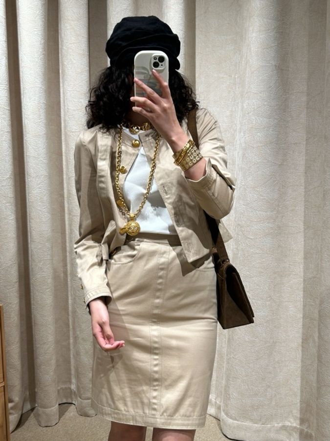 Chanel 奶茶色金扣圆领上衣外套半裙套装-29
