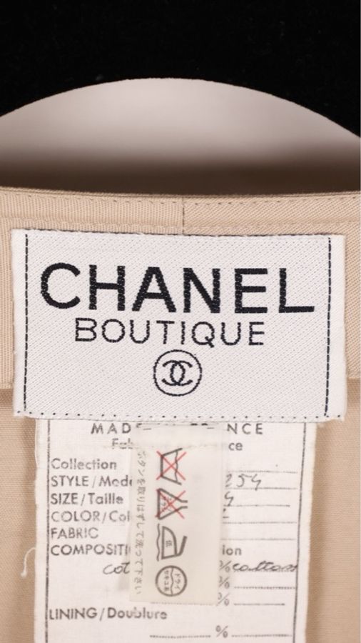 Chanel 奶茶色金扣圆领上衣外套半裙套装-36