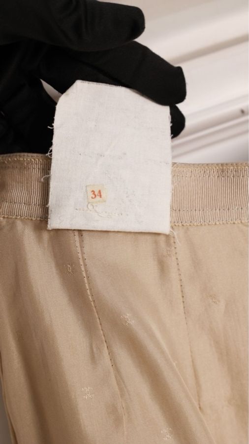Chanel 奶茶色金扣圆领上衣外套半裙套装-43