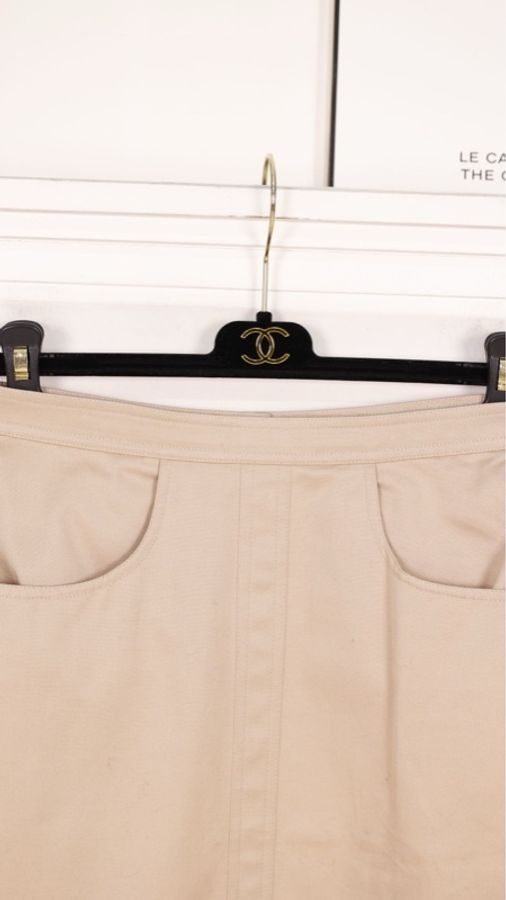 Chanel 奶茶色金扣圆领上衣外套半裙套装-58