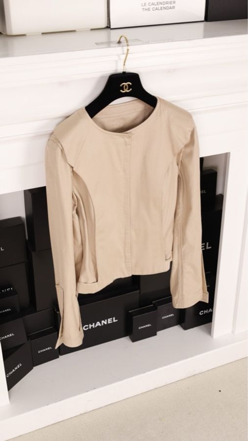 Chanel 奶茶色金扣圆领上衣外套半裙套装-62