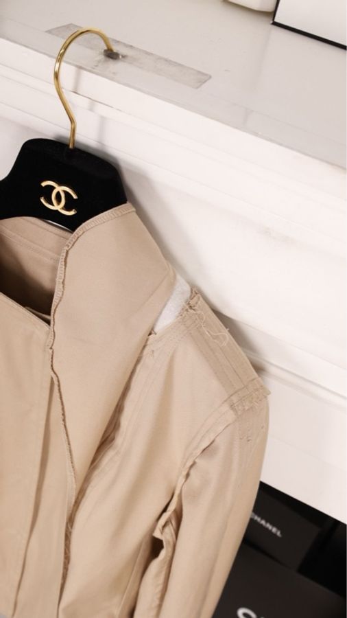 Chanel 奶茶色金扣圆领上衣外套半裙套装-67