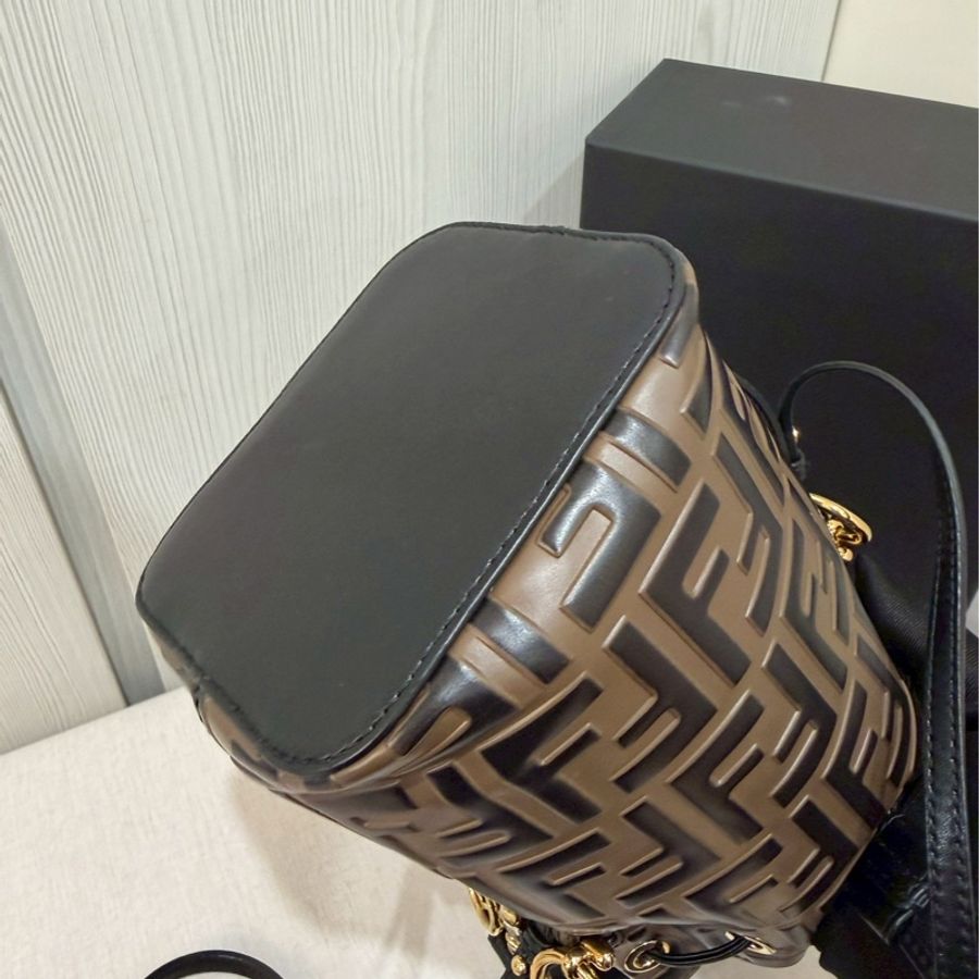 摩登百搭款🤎Fendi芬迪Monogram金扣經典FF老花抽繩小水桶包手提單肩斜挎包-15