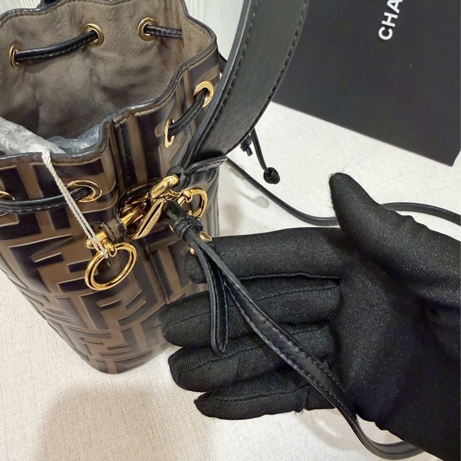 摩登百搭款🤎Fendi芬迪Monogram金扣經典FF老花抽繩小水桶包手提單肩斜挎包-19