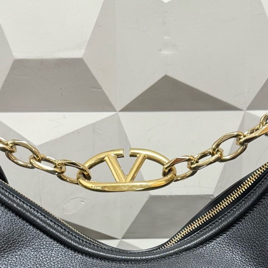 Valentino 华伦天奴 腋下包 黑色 尺寸 28*23*12-4