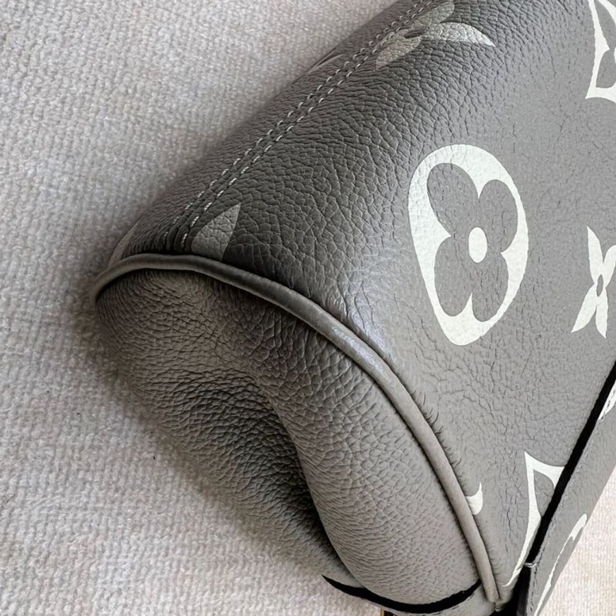 LV Speedy Bandoulière 灰白壓紋牛皮郵差包-14