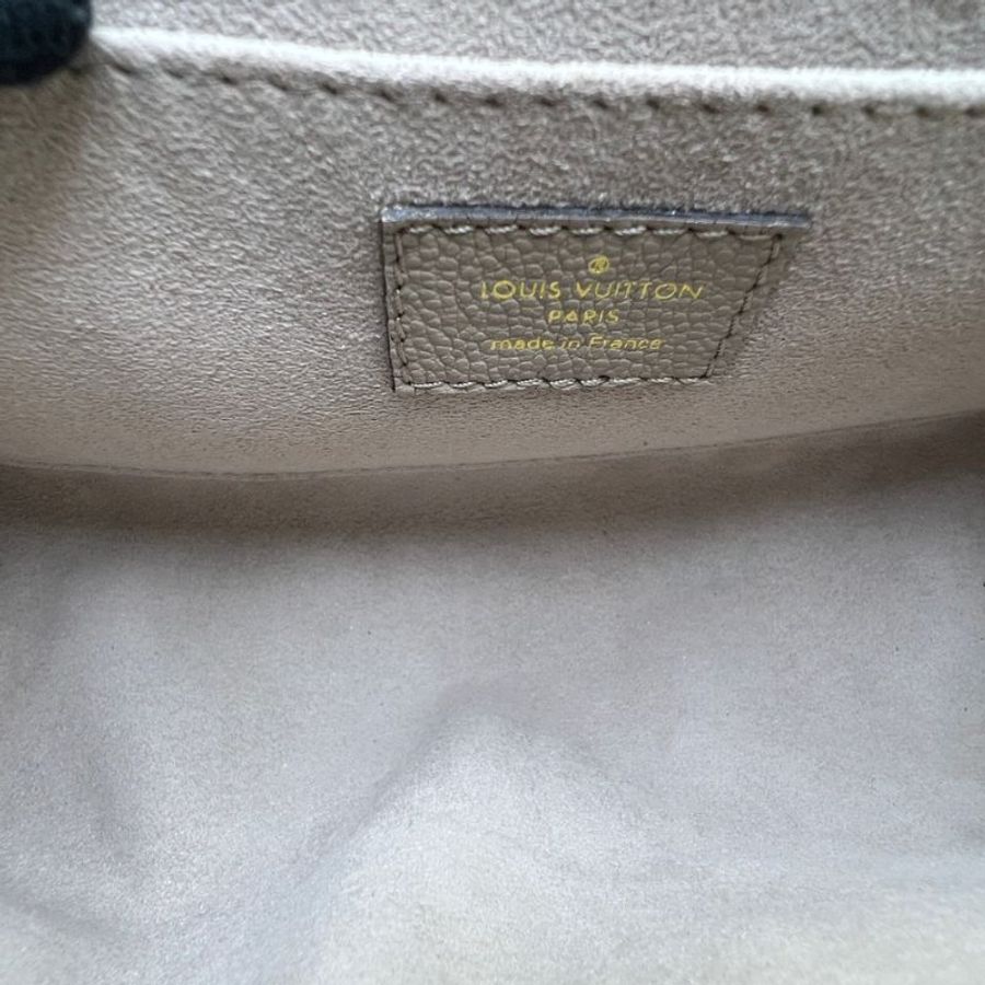 LV Speedy Bandoulière 灰白壓紋牛皮郵差包-15