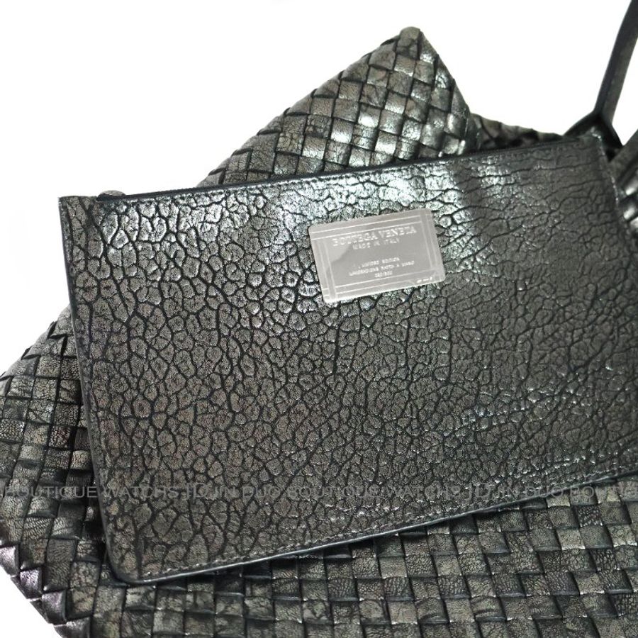 金鐸精品~2548 BOTTEGA VENETA BV 寶緹嘉Cabat金屬光澤感黑霧銀色編織牛皮限量款大號手提托特包-6