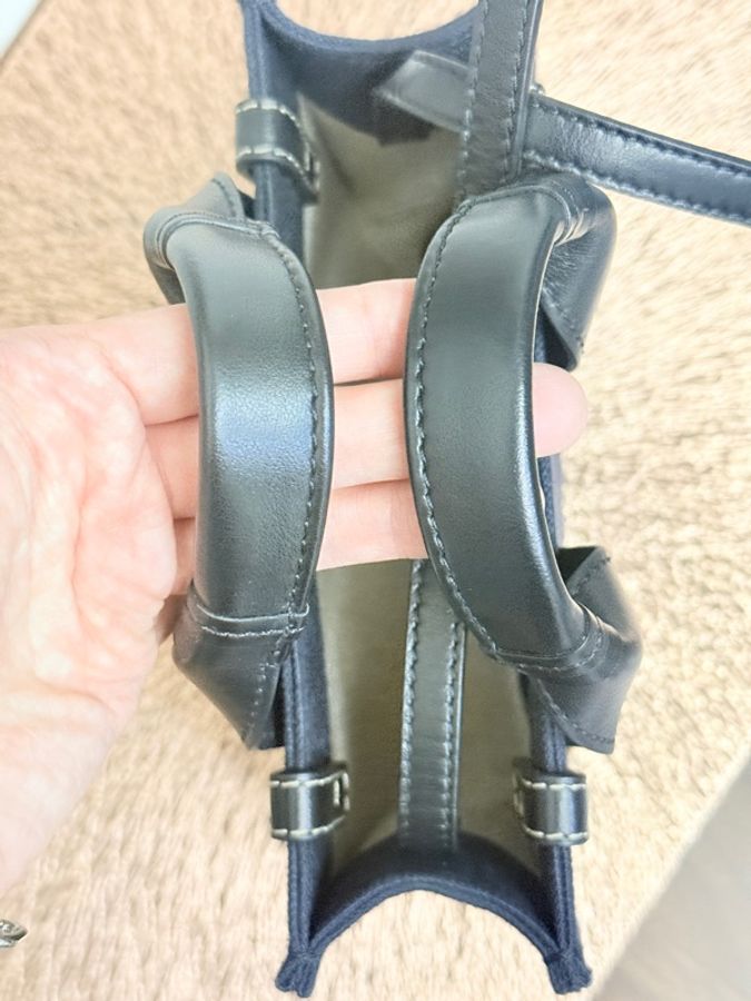 9新未使用品✨夏天首選🌞 Chloe mini woody 斜背包 黑色 深藍拼色 護照、手機皆可放✈️-4
