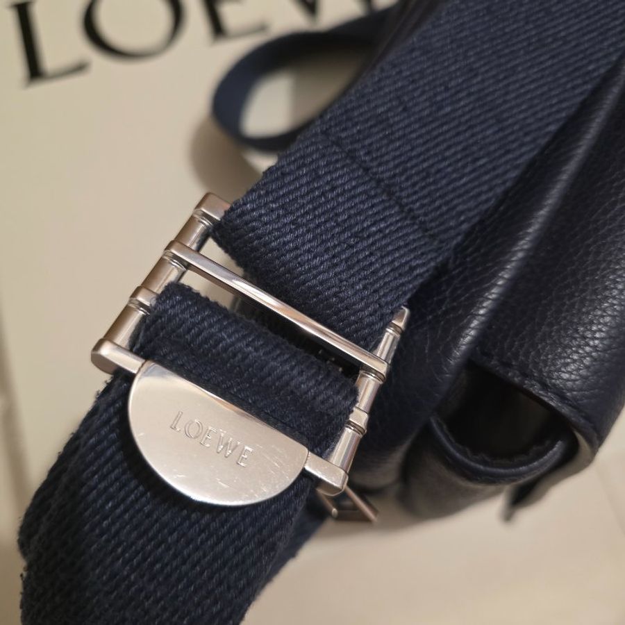 Loewe Military Messenger Bag 銀扣斜孭袋-1